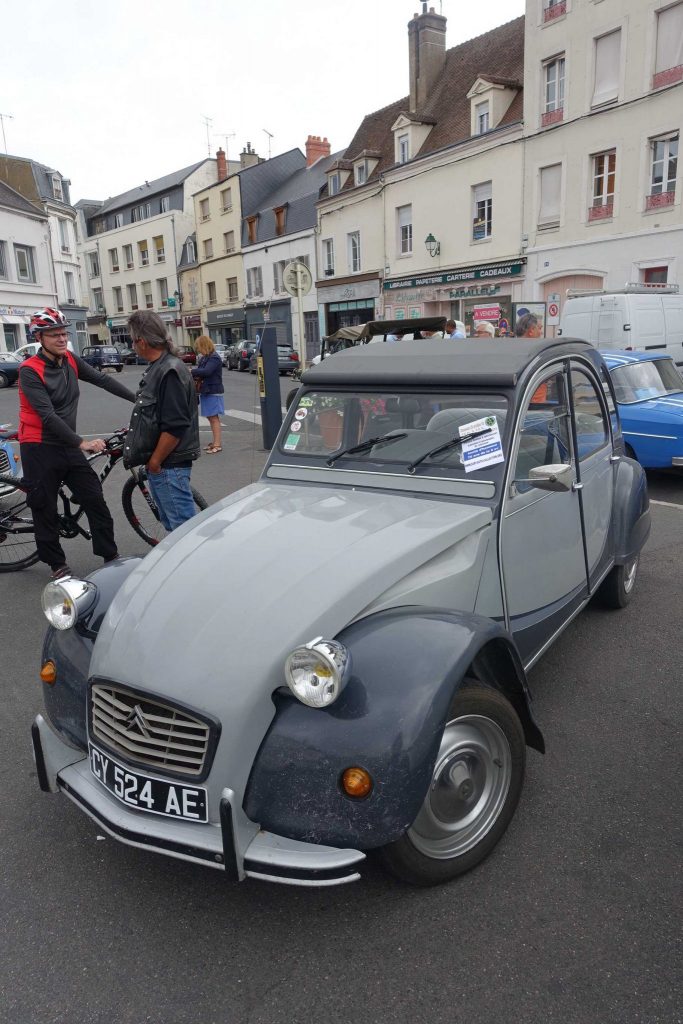 45 2CV dans le Loiret pour le RDV mensuel de Montargis